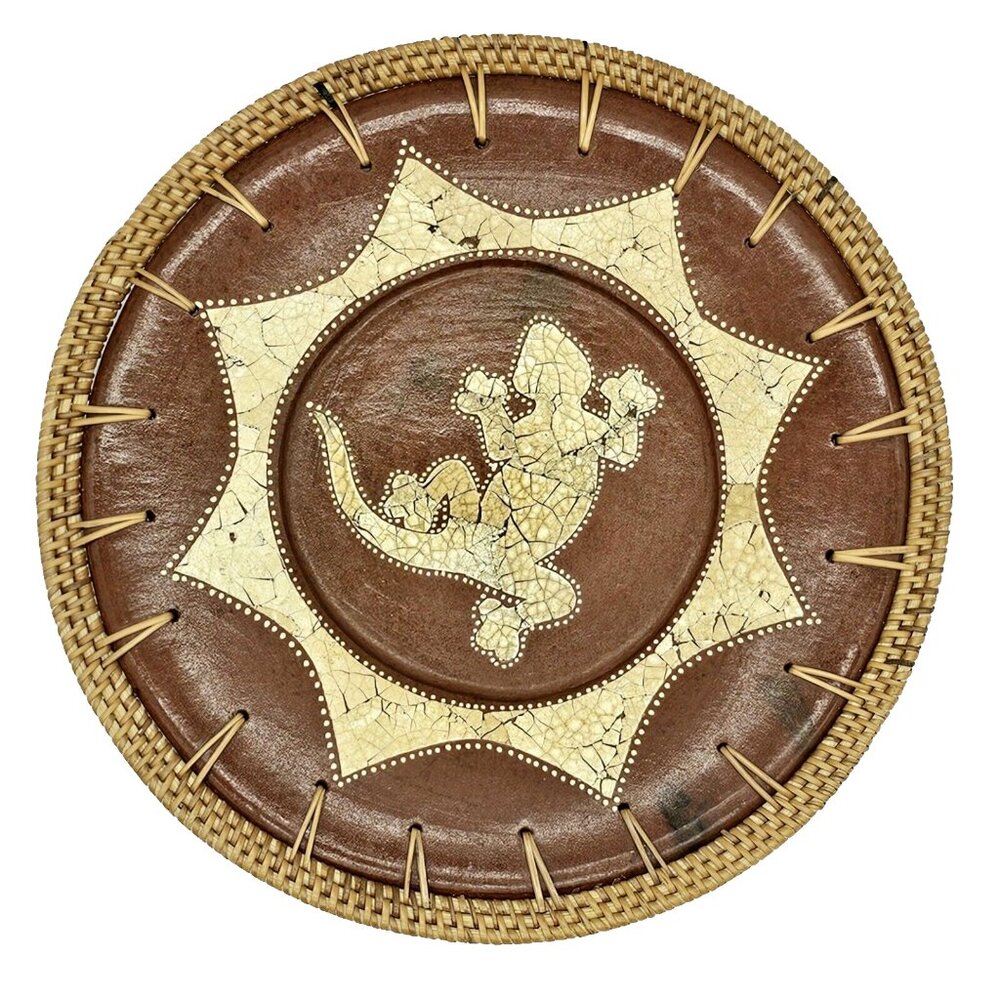 Vintage Southwestern Hand Carved Gecko Lizard Plate Brown Rattan Wicker Folk Art